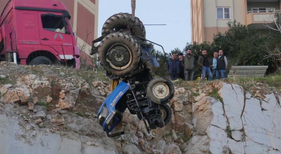 Devrilen traktörün sürücüsü feci şekilde yaşamını yitirdi
