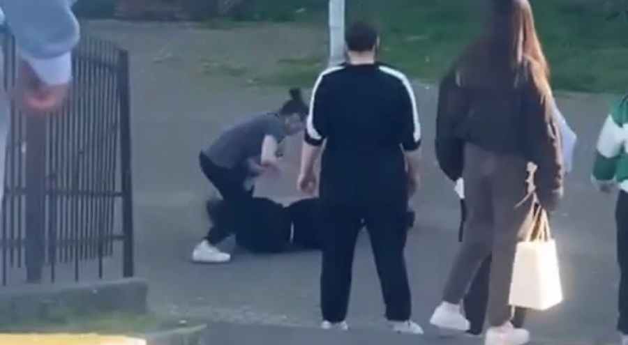 Genç kızların sevgili kavgası!