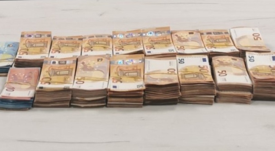 Tırın dondurucusuna konulan 153 bin euro ele yakalandı