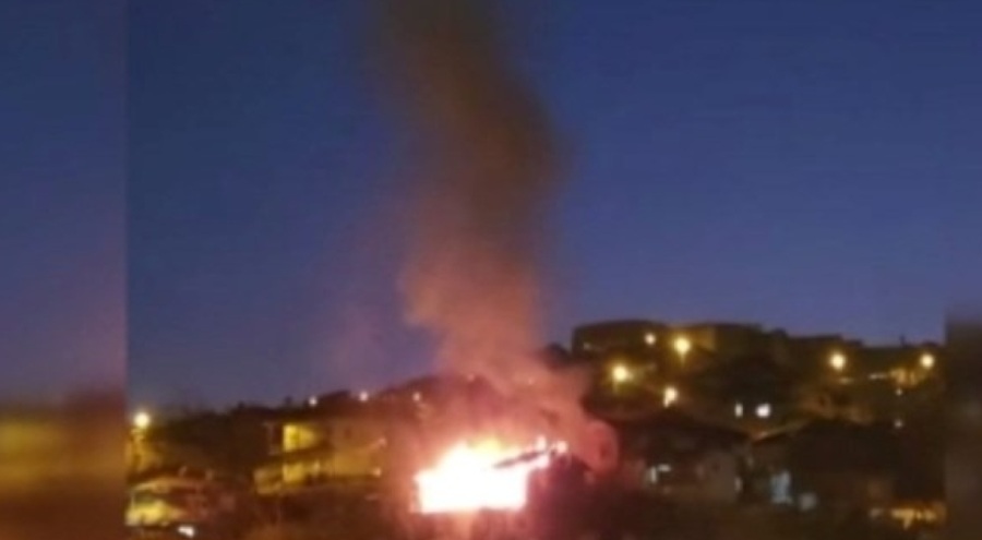 Gecekondu alev alev yandı