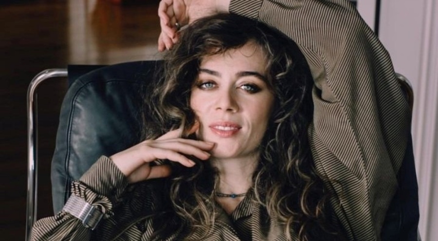 Demet Evgar sahneye çıktı sosyal medya yıkıldı!