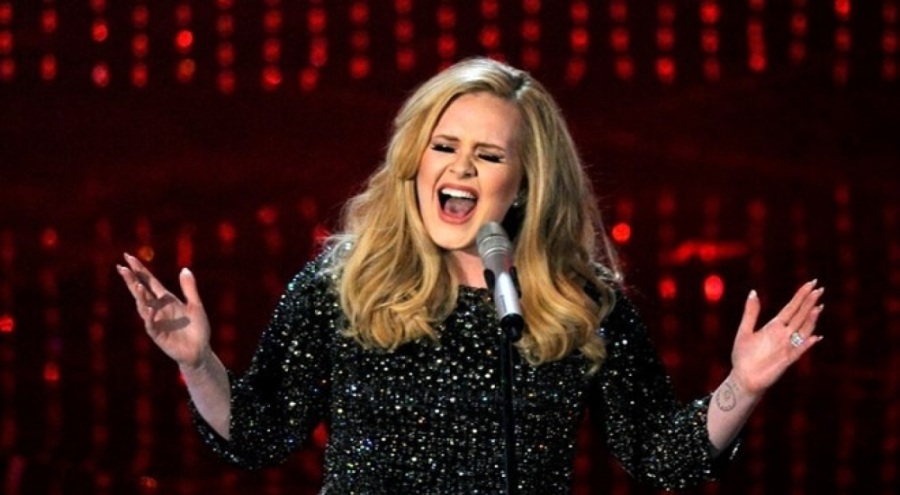 Şarkıcı Adele bir kez daha sesini kaybetme tehlikesi yaşıyor