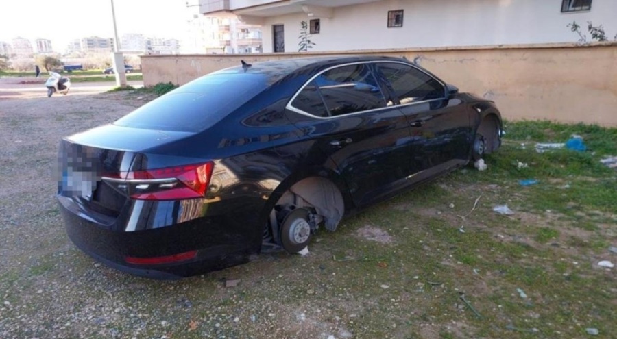 Hırsızlar parkta duran aracın lastiklerini jantlarıyla birlikte çaldılar