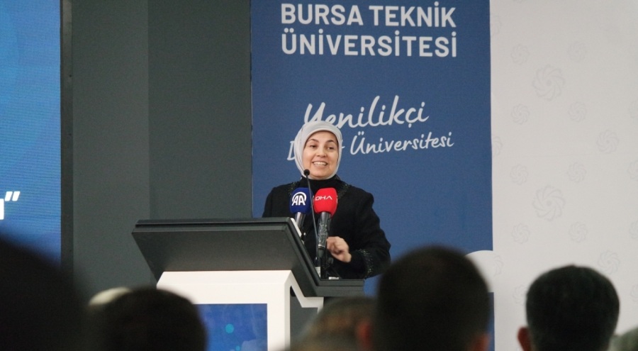 Büyükelçi Merve Safa Kavakcı, Bursa'daki 28 Şubat konferansında konuştu