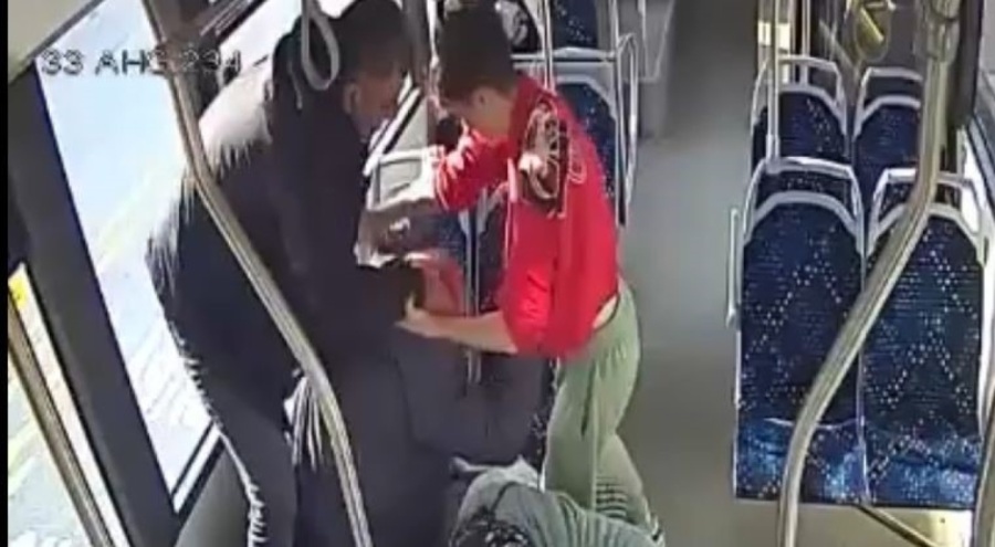 Okul müdürü ve oğlunun, otobüste yaşlı çifti dövdüğü anlar kamerada!