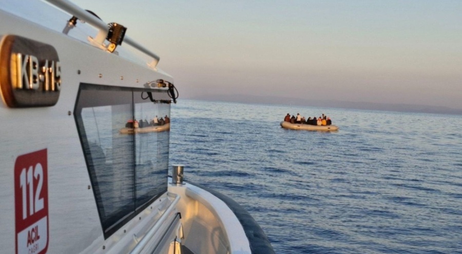 Ayvalık'ta 20 kaçak göçmen kurtarıldı