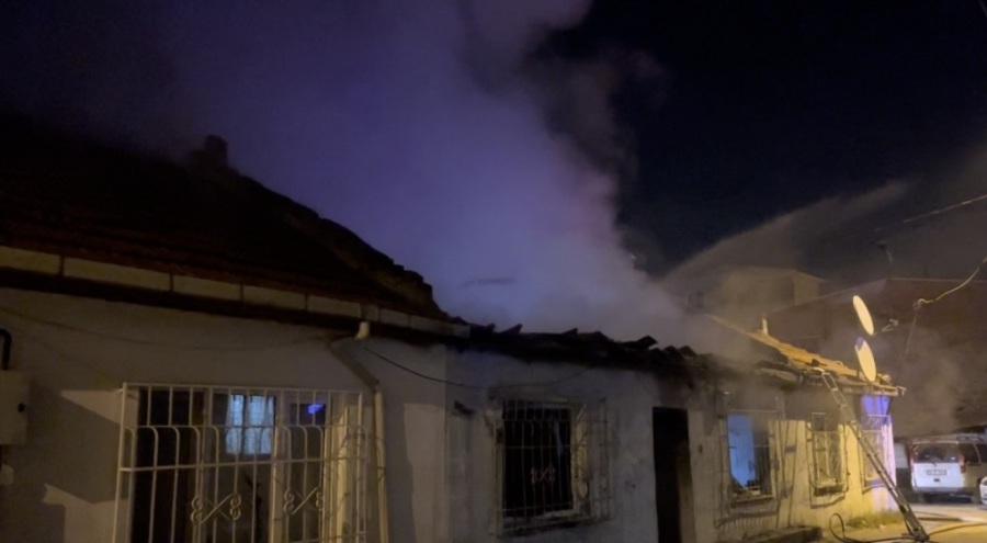 Bursa'da tek katlı ev küle döndü!