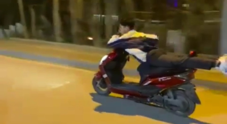 Bursa'da motosikletli genç, canını hiçe saydı