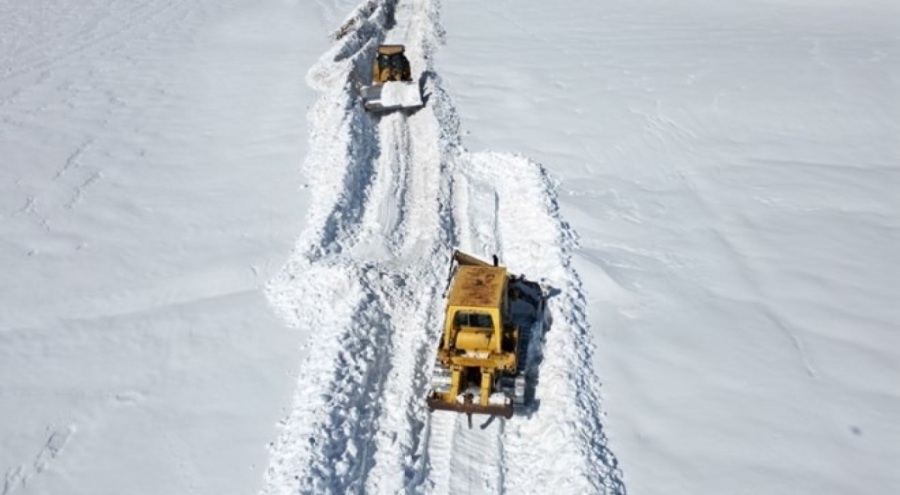Şırnak'ta 3 metrelik karla mücadele