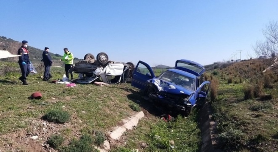 Otomobiller çarpıştı: 2 ölü, 4 yaralı