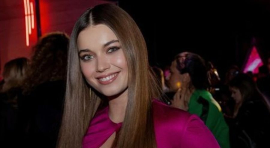 Afra Saraçoğlu küvet önünde poz verdi!