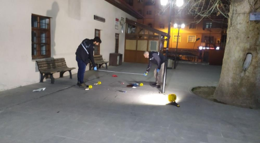 Kavga esnasında başında mermer taşı kırıldı!