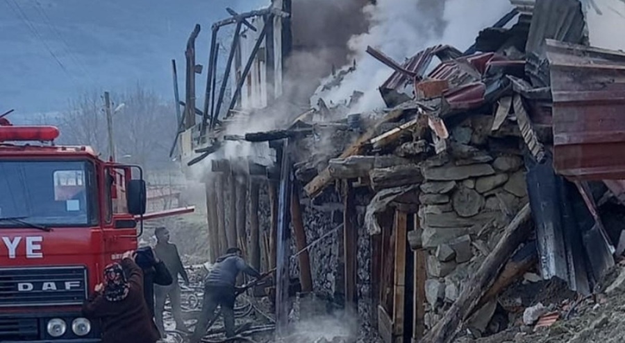 Korkutan yangın! 3 ev küle döndü