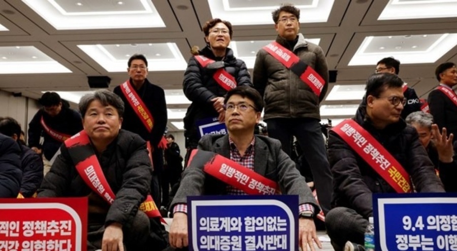 Güney Kore'de doktor grevi: Tabipler birliğine baskın