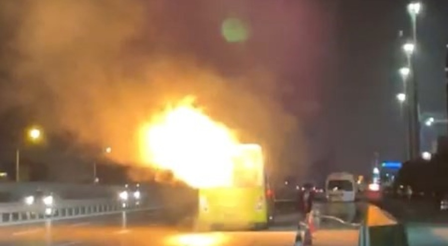 Seyir halindeki belediye otobüsü alev topuna döndü