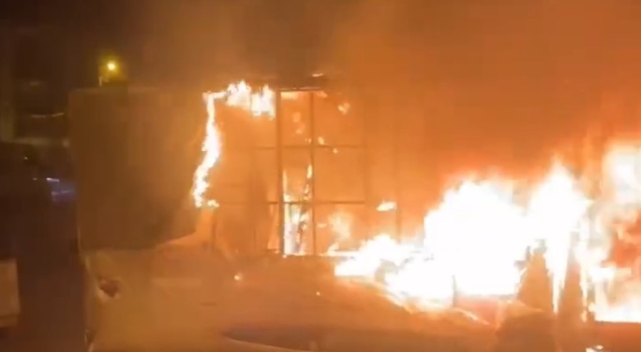 Kamyonet alev alev yandı