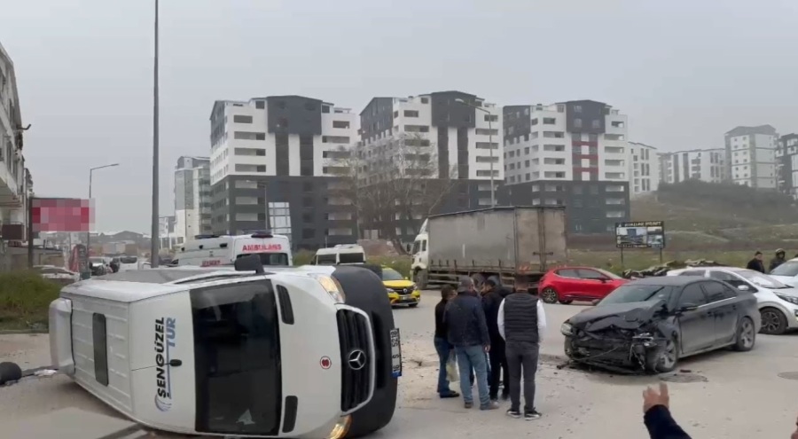 Bursa'da feci kaza! Servis minibüsü ile otomobil çarpıştı