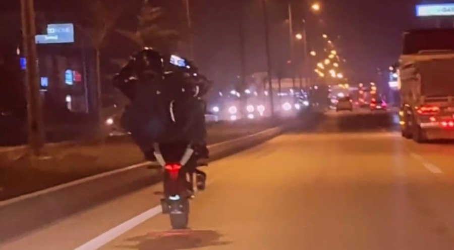 Bursa'da trafikte tek tekerle tehlikeli yolculuk!
