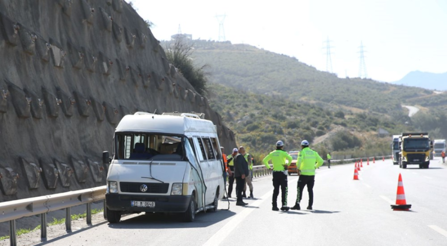 Seyir halindeki minibüsün lastiği patladı! Çok sayıda yaralı