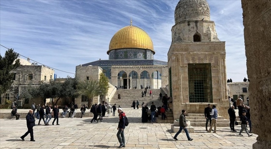 İsrail cuma namazında Mescid-i Aksa'ya girişi engelledi