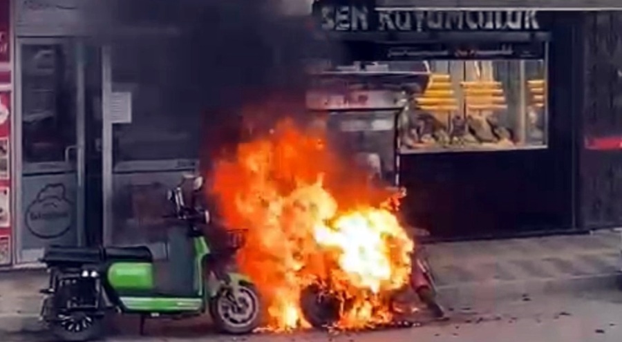 Park halindeki elektrikli bisiklet alev aldı!