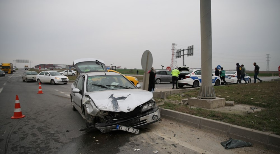 İki otomobil kavşakta çarpıştı: 5 yaralı