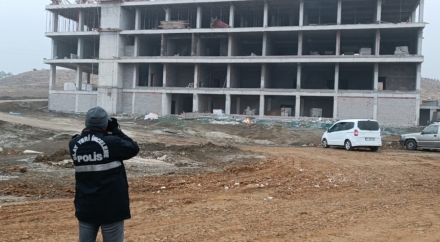 Boruların altında kalan işçi inşaatta can verdi