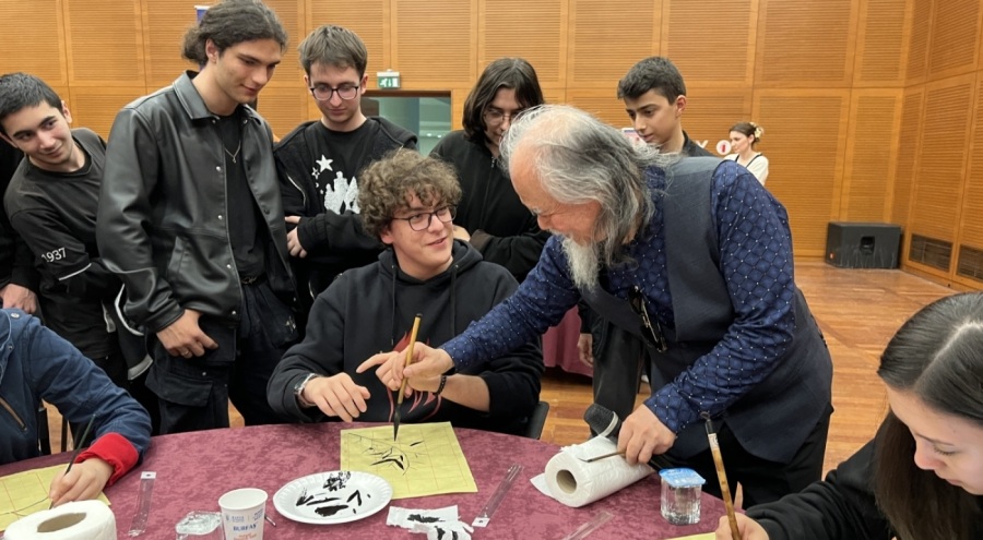Ressam ve şair Ali Lei Gong ve oğlu Said Lei, Bursa'da Çin minyatürü performansı sergiledi