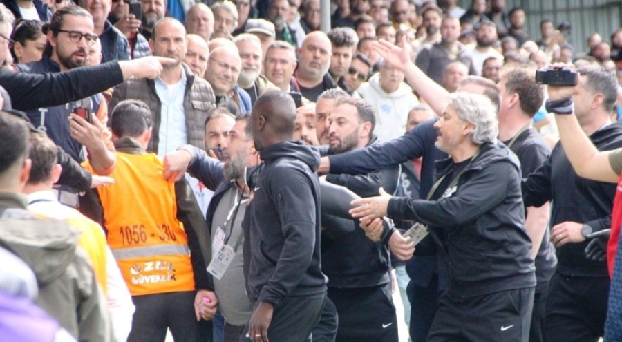 Maçta ortalık karıştı: Arda Turan'a yabancı madde atıldı, bir futbolcu hastaneye kaldırıldı