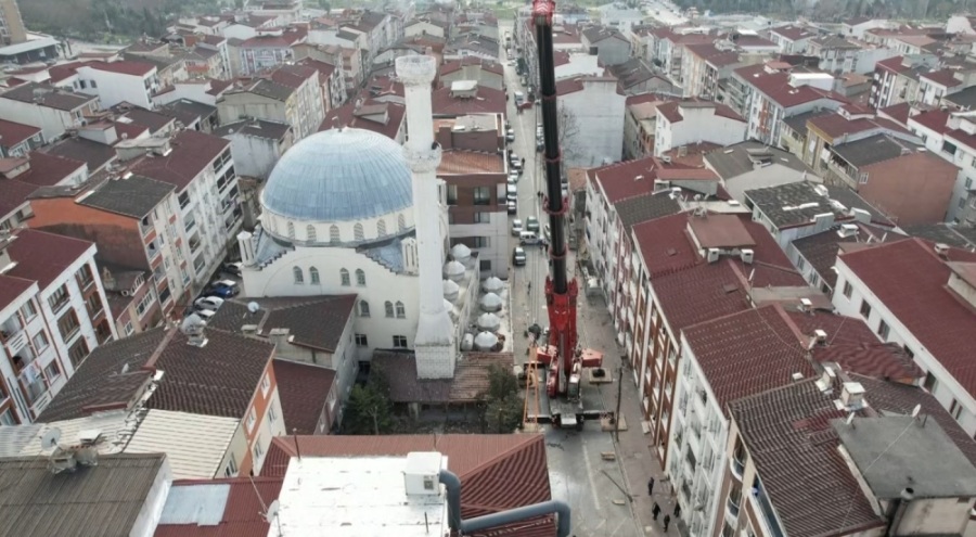İstanbul'da cami minaresi binanın üzerine devrildi
