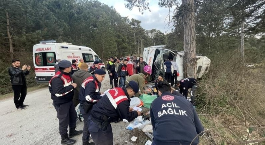 Bolu'da minibüs devrildi: 14 yaralı