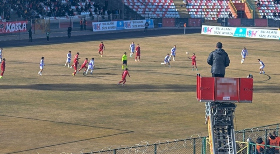 TFF 2. Lig'de maçın önüne geçen görüntü! Başkan maçı izlemek için yük asansörü kiraladı