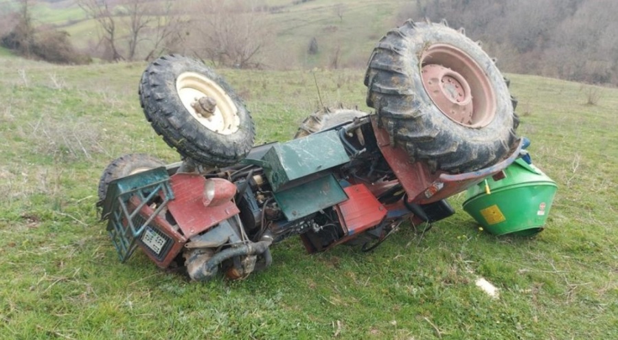 Devrilen traktörün altında kaldı... Yaşlı adamın feci sonu!