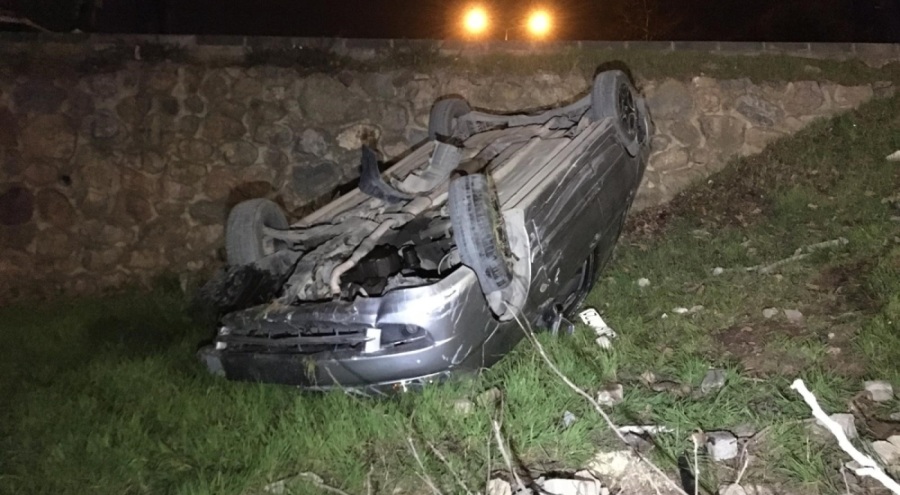 Virajda kontrol kaybedilen otomobil istinat duvarından bahçeye düştü