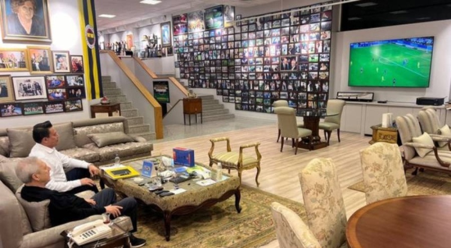 Aziz Yıldırım'ın maç izlerken çekilen fotoğrafı gündem oldu