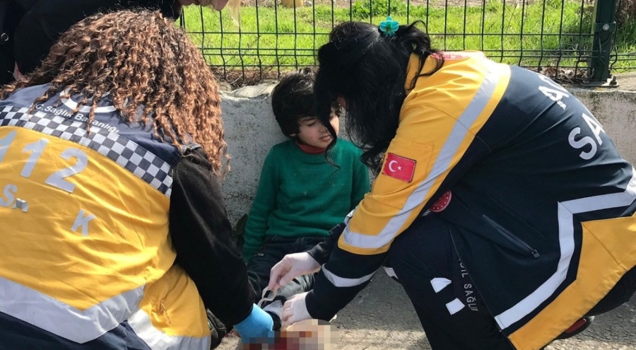 Yola atlayan 4 yaşındaki çocuk, otomobilin altında kaldı