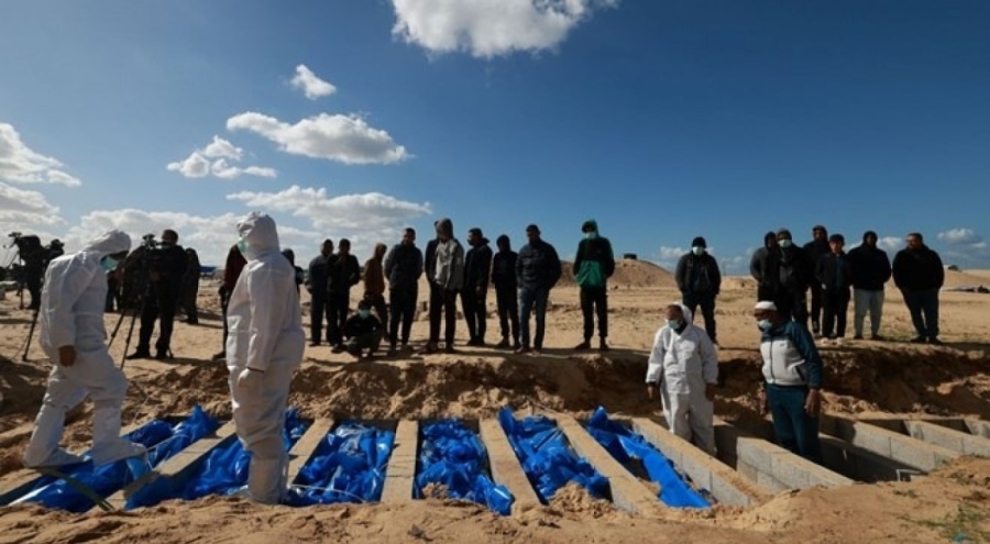 İsrail Gazze'de toplu mezarlığı bombaladı