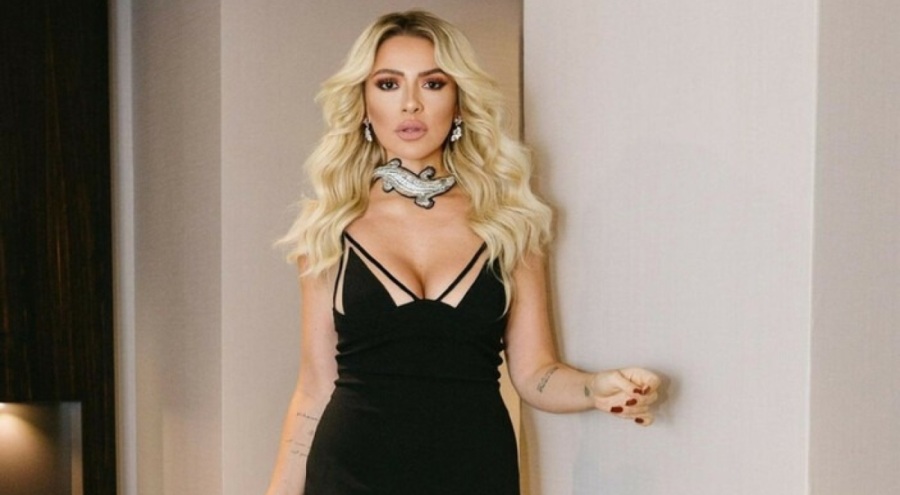 Hadise yine iddialı dekoltesiyle poz verdi!