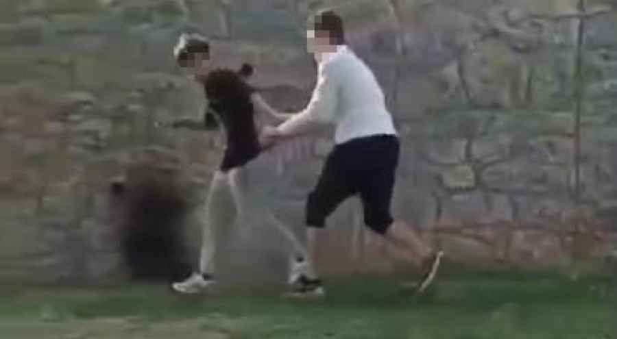 Akran zorbalığı! Yumruk atıp silah çekti