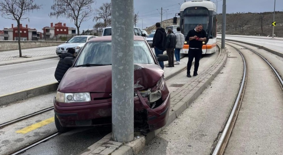 Eskişehir'de otomobil tramvay yoluna girerek kataner direğine çarptı