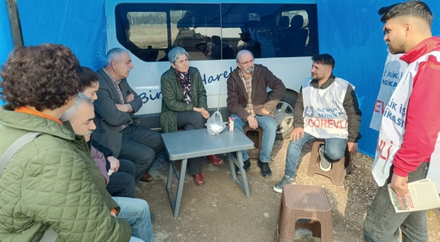 EMEP'in Bursa adayı Gürkan, eylemdeki işçileri ziyaret etti