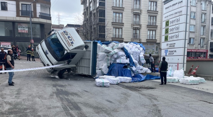 Park halindeki araçların üzerine tır devrildi