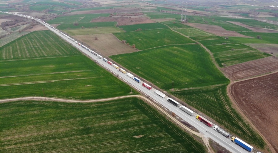 Sınırda kilometrelerce tır kuyruğu yaşanıyor
