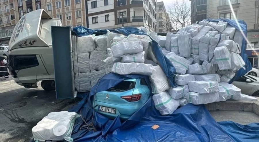 İplik yüklü kamyon, park halindeki araçların üzerine devrildi