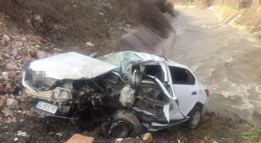 Araç dereye uçtu! Çok sayıda yaralı