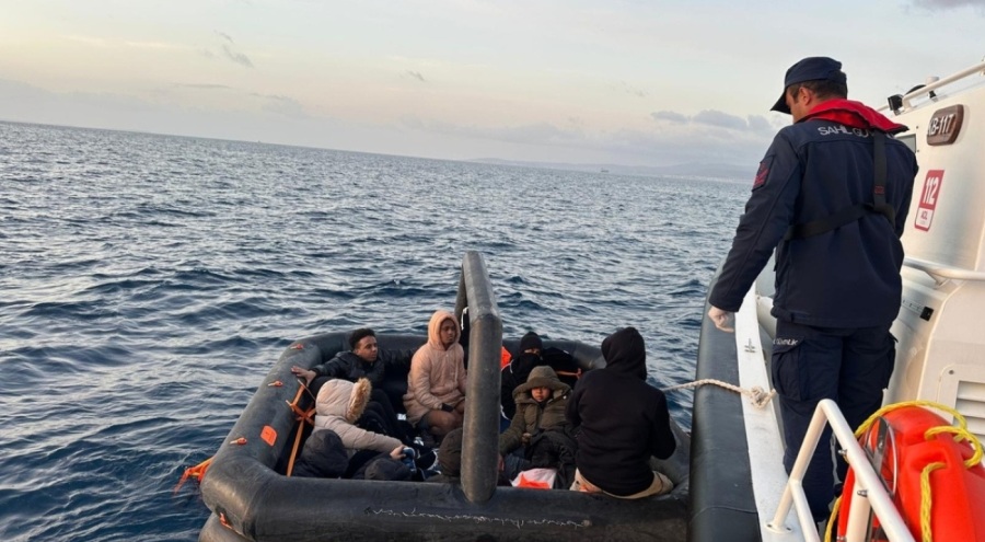 İzmir'de 50 kaçak göçmen karaya çıkartıldı