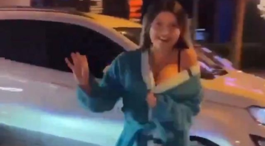 Arabasından bornozla inen kadın sokağın ortasında twerk yapıp dans etti
