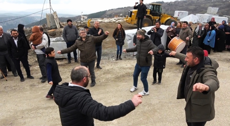 Bursa'da mahkeme mermer ocağı kararını iptal etti! Köylüler davul zurnayla kutladı