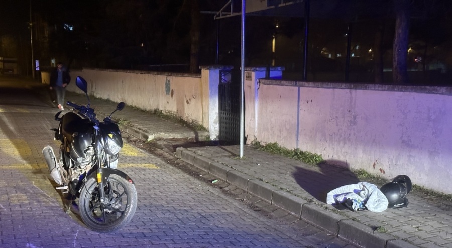 Motosikletin devrilmesi sonucu sürücü yaralandı