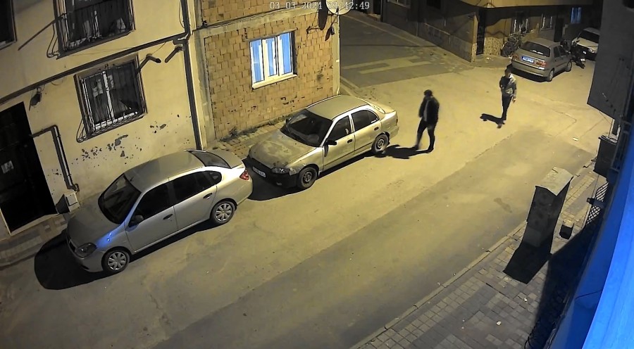 Bursa'da araç lastiğine bıçak saplayan şahıs kamerada